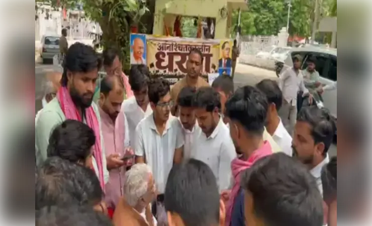 लविवि में निष्कासित छात्रों को परीक्षा से रोका, तीखी नोकझोंक