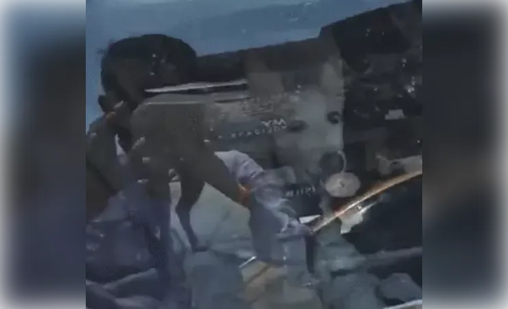चिलचिलाती धूप में कार में डॉग को छोड़ गया युवक, हांफता रहा बेजुबान, वीडियो वायरल