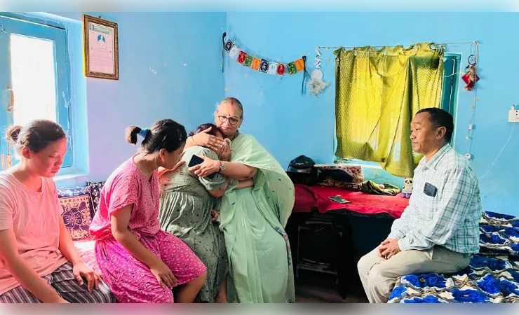 अलीगंज कोचिंग अग्निकांड पीड़ितों के बीच पहुंची महापौर, सहयोग का दिया भरोसा 