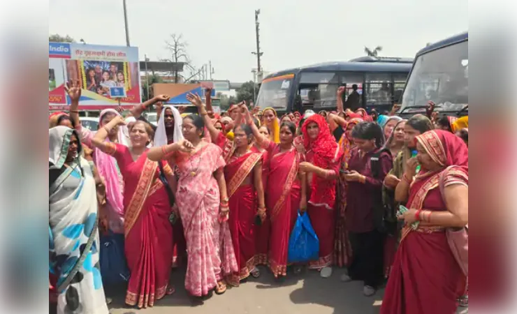 बीसी सखियों का चारबाग रेलवे स्टेशन पर प्रदर्शन, मानदेय बढ़ाने की मांग  