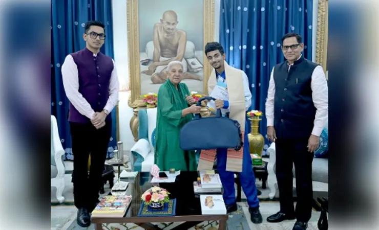 राजभवन में सम्मानित हुआ एलपीएस का मेधावी छात्र, राज्यपाल ने बढ़ाया शिवम का हौसला