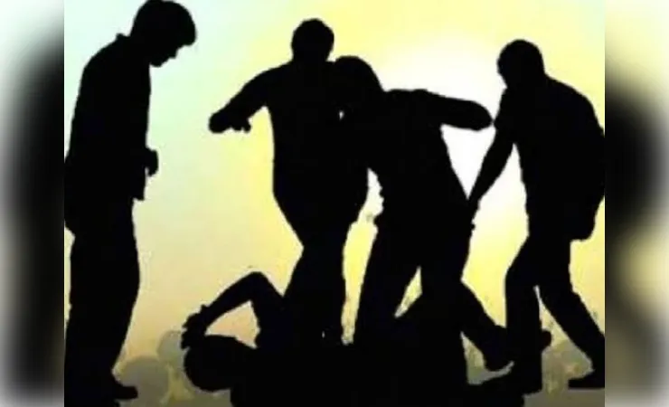 शिकायत पर भड़का डिलीवरी बॉय, ब्लिंकिट स्टोर पर ग्राहक को गिराकर पीटा