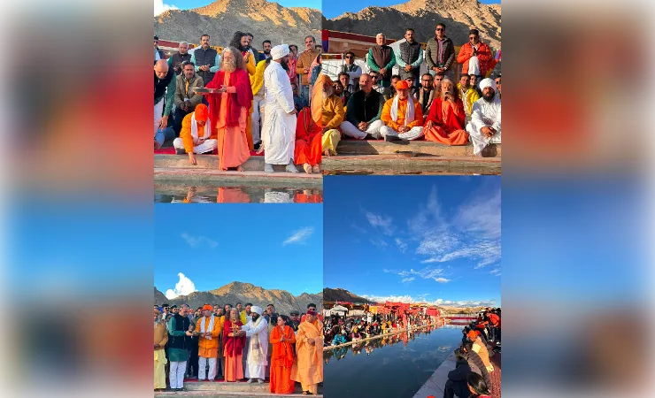 सिंधु नदी तट पर स्वामी चिदानन्द की उपस्थिति में हुआ दिव्य जलाभिषेक व आरती