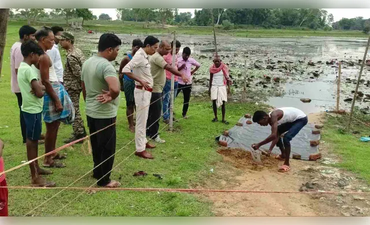 तालाब किनारे मिला वृद्ध महिला का रक्तरंजित शव, परिजनों ने लगाया हत्या का आरोप