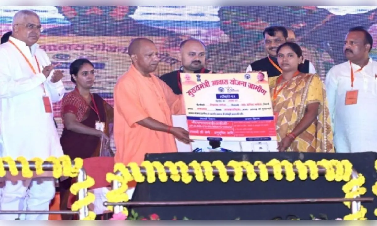 प्रतापगढ़ में मुख्यमंत्री के हाथों योजनाओं का लाभ पाकर खिले लाभार्थियों के चेहरे