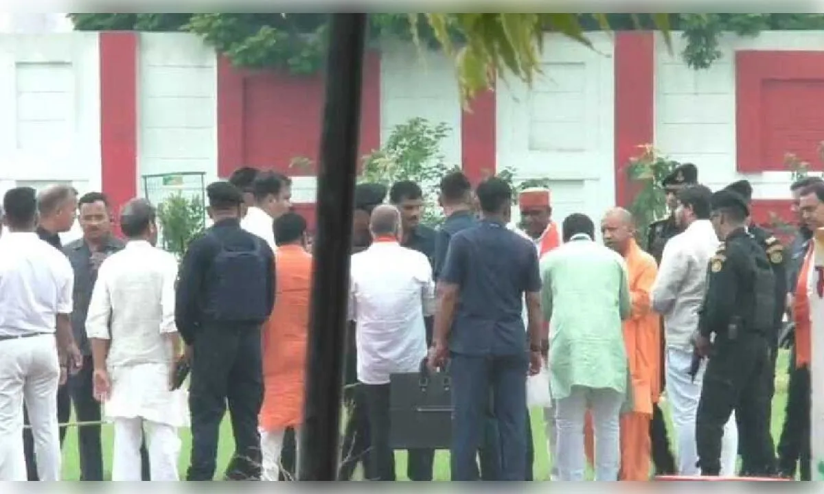 सीएम योगी दो दिवसीय दौरे पर वाराणसी पहुंचे,पुलिस लाइन में स्वागत