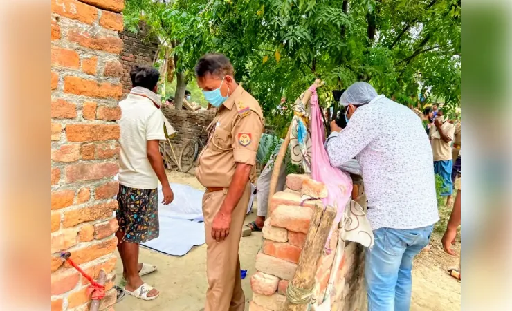 बहराइच में युवक का फंदे से लटका मिला सड़ा शव, इलाके में मची सनसनी