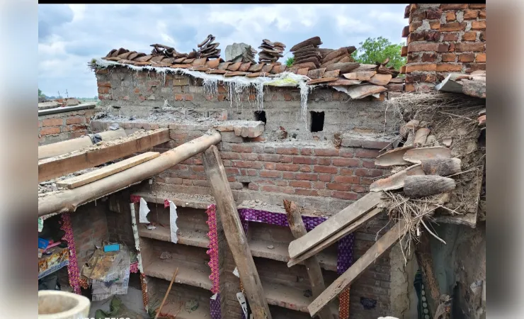 हमीरपुर : पुरानी सलैब तोड़ते समय छत भरभराकर गिरी, मलबे में दबकर दो लोग घायल
