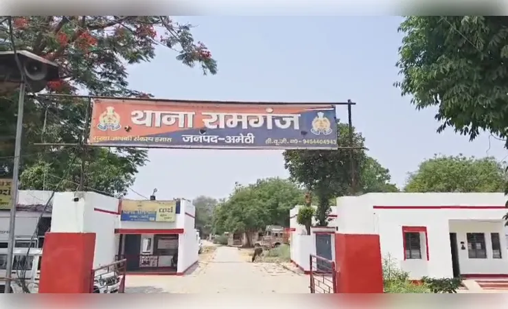 तेज रफ्तार कार लकड़ी के ढेर पर चढ़ी, युवक की मौत, परिजनों ने जताई हत्या की आशंका