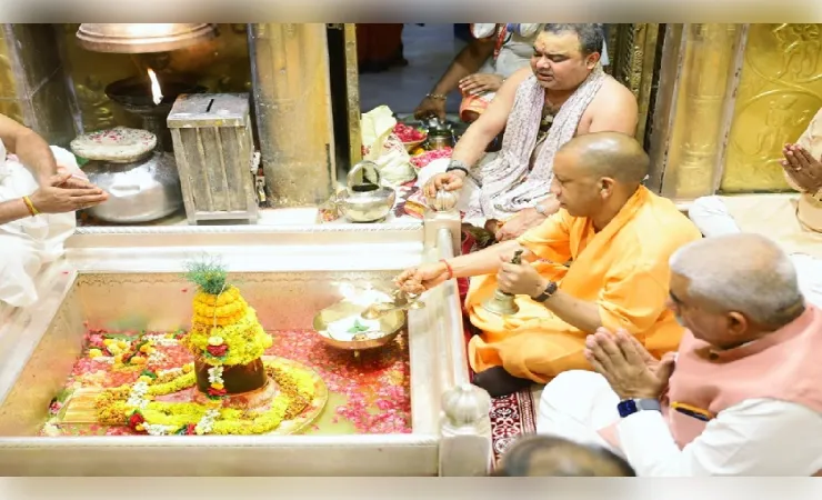 मुख्यमंत्री योगी ने बाबा विश्वनाथ के दरबार में लगाई हाजिरी, ज्योर्तिलिंग की विधिवत आराधना की