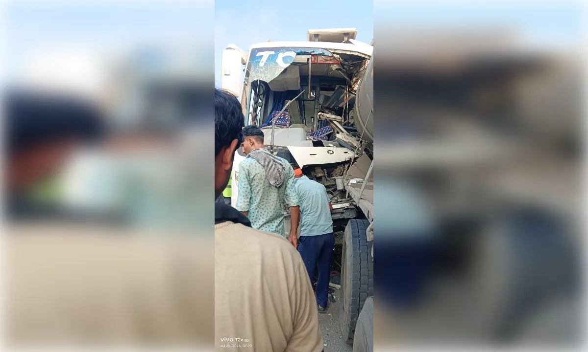 रोहतास में कंटेनर से टकराई पर्यटकों से भरी बस , तमिलनाडु के 10 यात्री गंभीर घायल