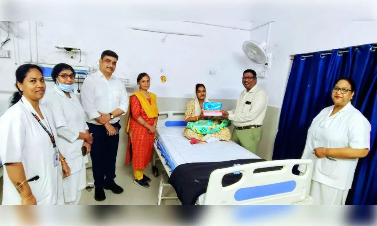 पूर्वोत्तर रेलवे ने बादशाहनगर चिकित्सालय में नवजात शिशुओं को किट वितरित