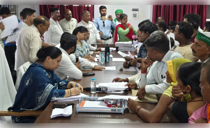 दो माह से नलकूप खराब,100 बीघे में धान की रोपाई पर संकट, समाधान दिवस में प​हुंची शिकायत 