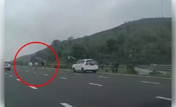 मप्र के रतलाम में केंद्रीय मंत्री गडकरी की सुरक्षा में चूक, एक्सप्रेसवे पर गुजरते काफिले के सामने आए तीन युवक