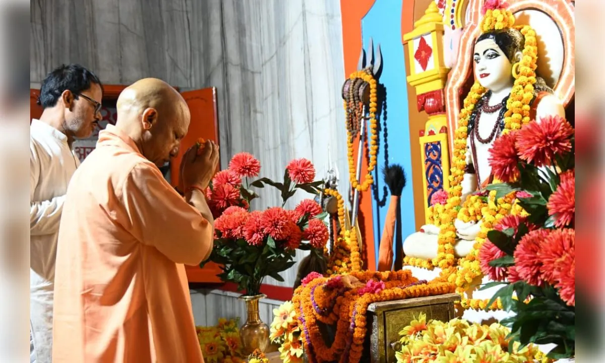  दो दिवसीय दौरे पर गोरखपुर पहुंचे मुख्यमंत्री योगी आदित्यनाथ