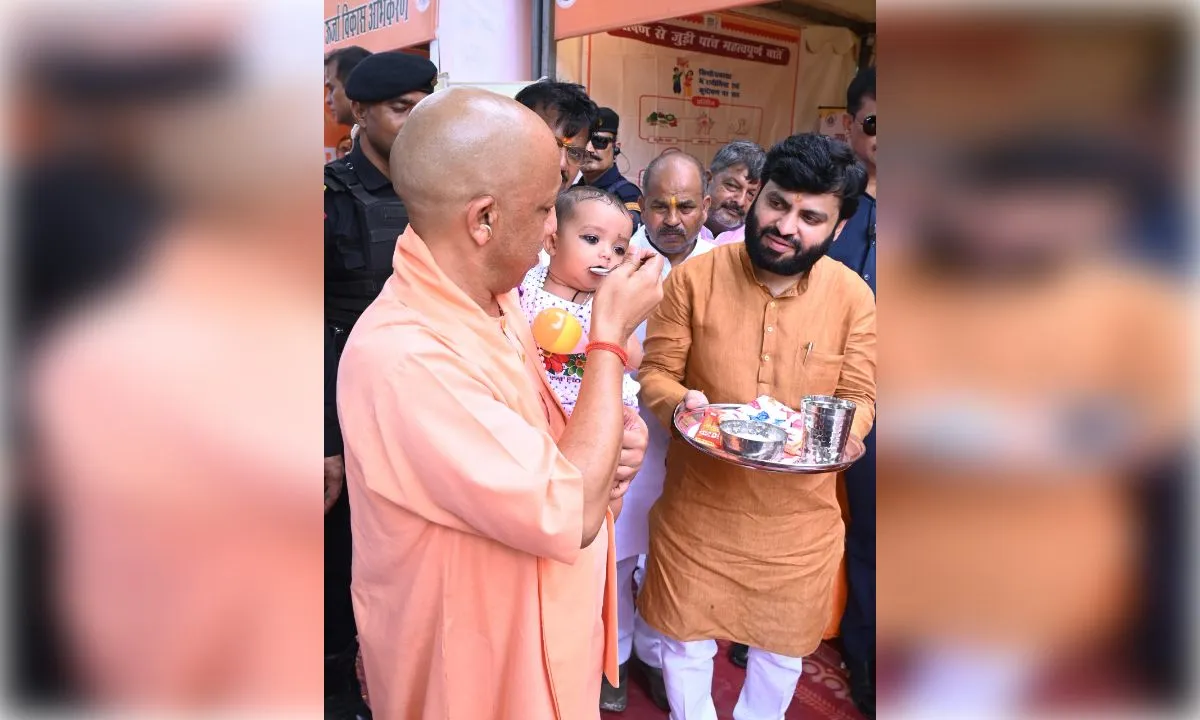मुख्यमंत्री याेगी ने पूर्व मंत्री मुन्ना सिंह चौहान की प्रतिमा का किया अनावरण