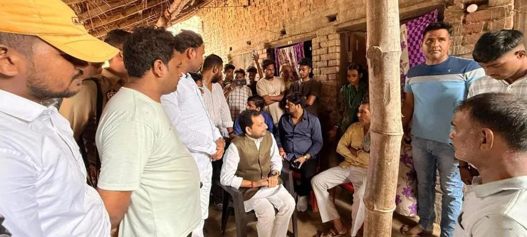 अग्निवीर नरेन्द्र कुमार यादव के घर पहुंचकर मनीष मिश्रा ने किया आर्थिक सहयोग