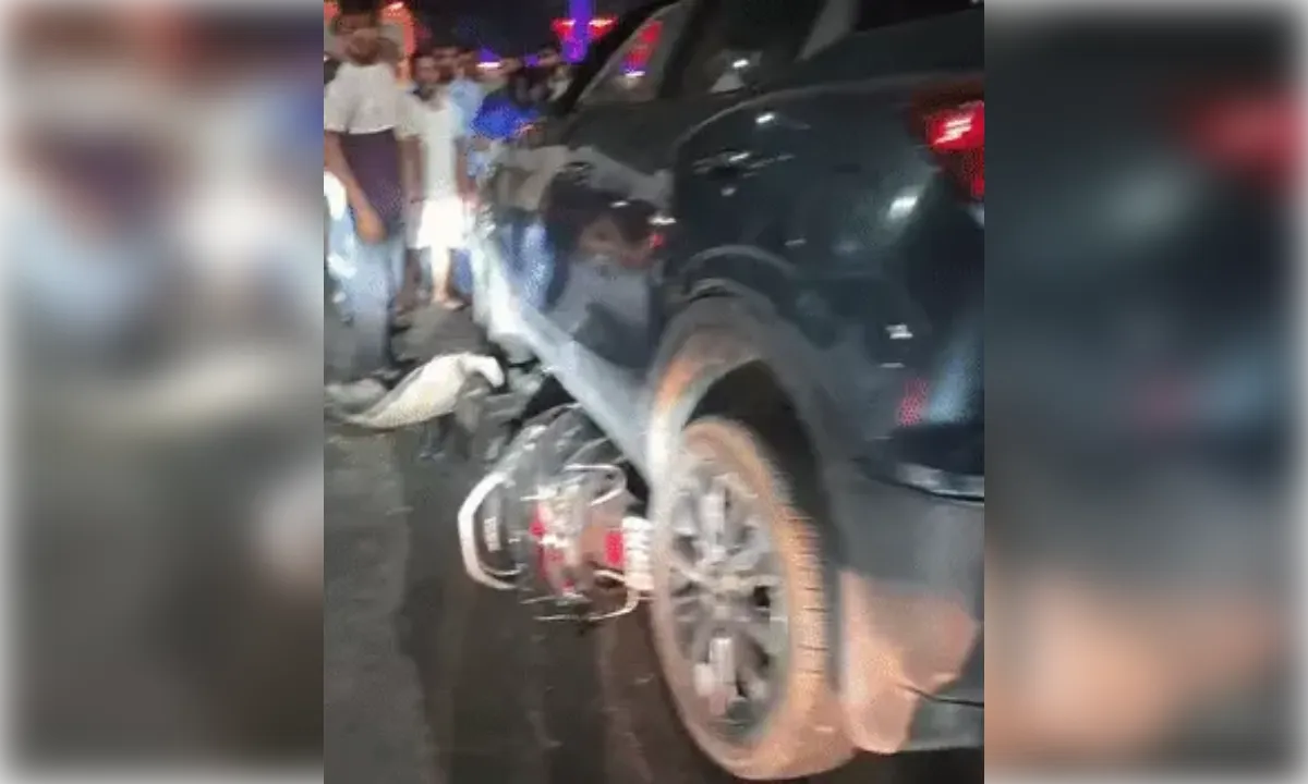 नशे में धुत युवती ने सहेलियों पर चढ़ाई कार, पुलिस ने शिकायत पर शुरू की जांच 