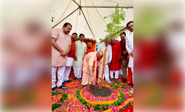   मुख्यमंत्री योगी ने किया'वृक्षारोपण महायज्ञ का शुभारंभ, दोपहर 12 बजे तक रोपे गये 16 करोड़ पौधे