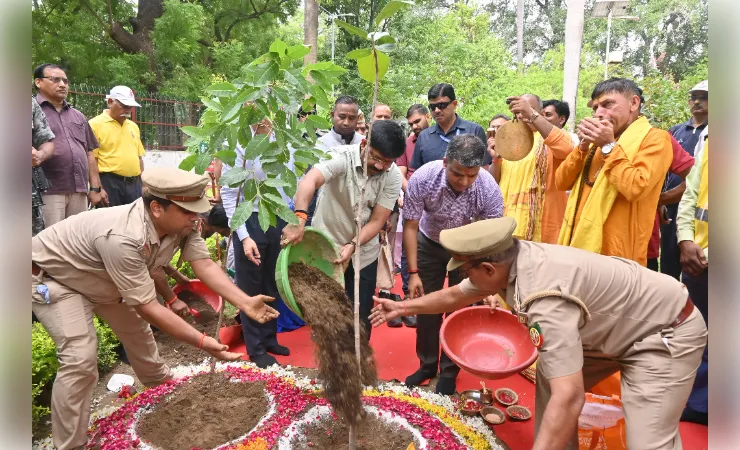 अधिक से अधिक पौधे लगाकर हरित और समृद्ध उत्तर प्रदेश के निर्माण में बनें सहभागी : मंत्री नंदी