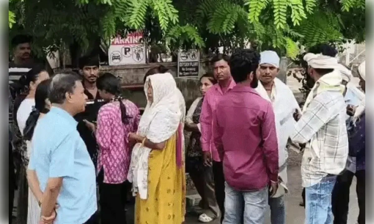 मामूली विवाद में नर्सिंग छात्र की चाकू मारकर हत्या, गिरफ्तारी की मांग पर परिजनों का धरना