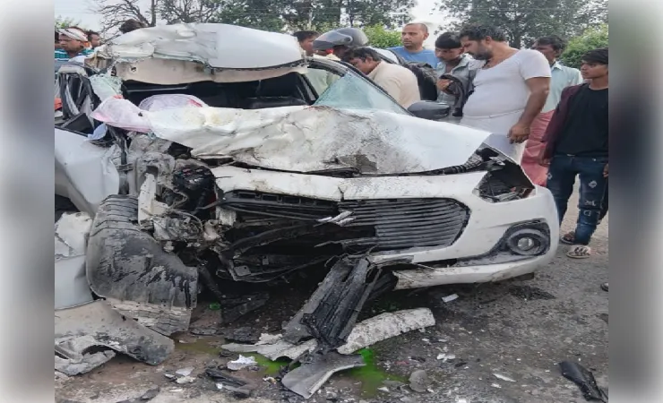 खड़ी ट्रकों में घुसी कार, पिता-पुत्र वधू की मौत, परिवार में मचा कोहराम 