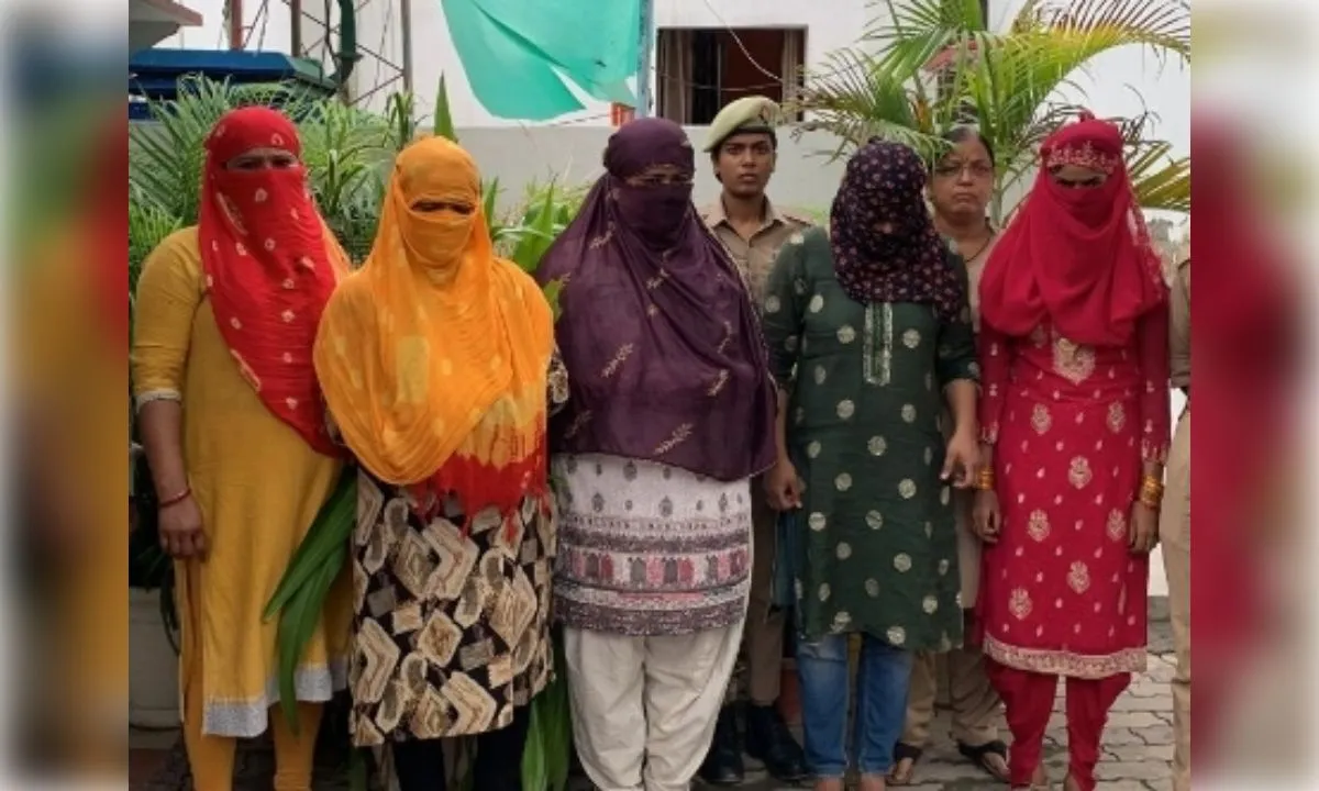 वाराणसी कैंट रेलवे स्टेशन के सामने पुरुषों को छेड़ रही पांच महिलाएं गिरफ्तार