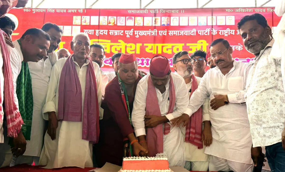 समाजवादियों ने सपा प्रमुख अखिलेश यादव के जन्म दिन पर केक काटकर साझा किया खुशियां