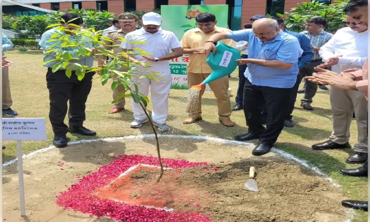 डीजीपी राजीव कृष्ण के नेतृत्व में यूपी पुलिस ने एक दिन में 10 लाख पौधारोपण कर रचा कीर्तिमान