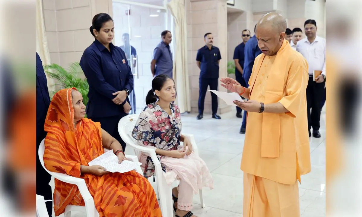 अपराधियों के लिए यूपी में जगह नहीं, करें सख्त कार्रवाई : सीएम योगी 