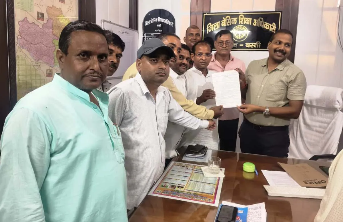 बीएसए से मिला शिक्षा मित्रों का प्रतिनिधिमण्डलःस्थानान्तरण समायोजन की मांग