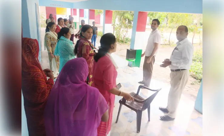  डीएम ने पांच स्कूलों के औचक निरीक्षण में कम छात्र मिलने पर जताई नाराजगी