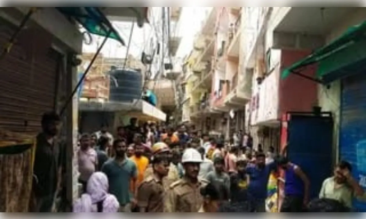 नोएडा : वाहन चार्जिंग के दौरान स्पार्किंग से लगी आग, चपेट में आकर युवती समेत दो की मौत