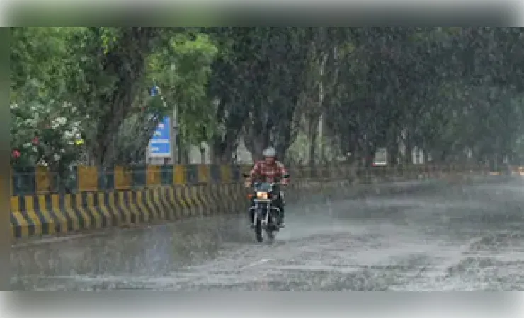 प्रयागराज समेत पूर्वी उत्तर प्रदेश के कई जिलों में गरज-चमक और बारिश का अलर्ट