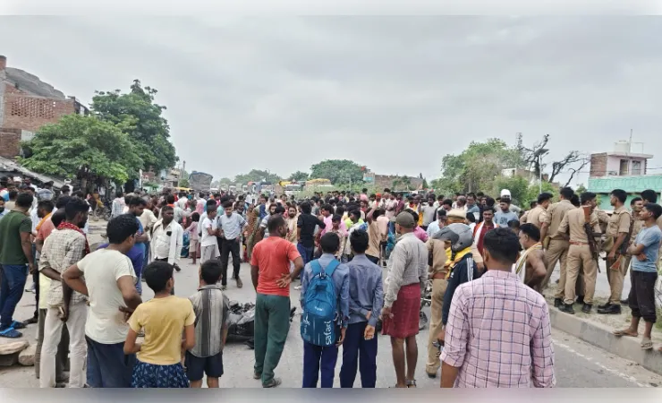 बेकाबू ट्रक घर के बाहर सो रहे लोगों पर चढ़ा, तीन की मौत