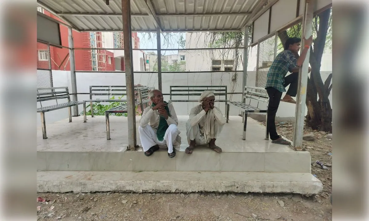  नींद में छत से उतरते समय पैर फिसला, नीचे गिरने से युवक की मौत