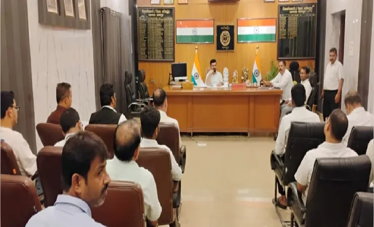 मतदेय स्थलों के सम्भाजन को लेकर जिलाधिकारी ने मान्यता प्राप्त राजनीतिक दलों के साथ की बैठक