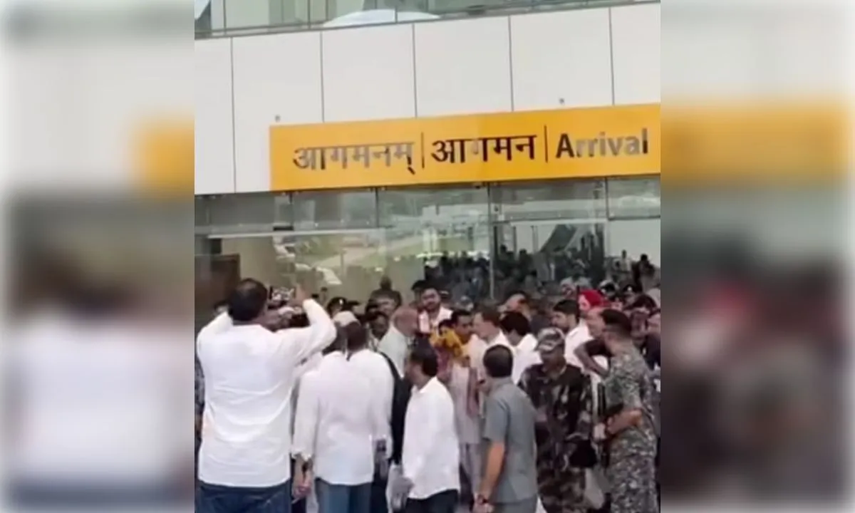 देहरादून एयरपोर्ट पहुंचने पर राहुल गांधी का हुआ स्वागत
