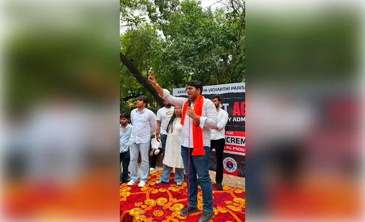 एक वर्षीय स्नातकोत्तर पाठ्यक्रमों में सीटें बढ़ाने की मांग को लेकर अभाविप का प्रदर्शन