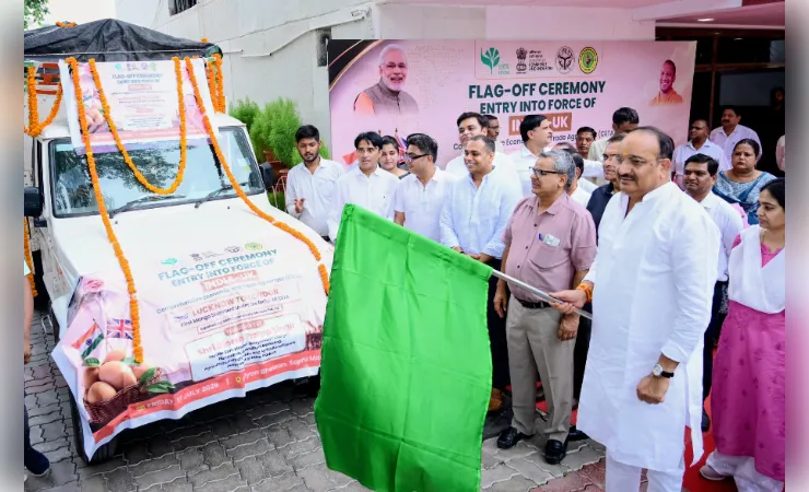 चौसा आम की पहली खेप यूके रवाना, उद्यान मंत्री दिनेश प्रताप सिंह ने किया फ्लैग ऑफ