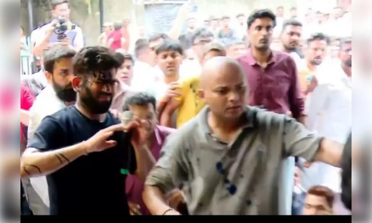  सीजेपी प्रमुख अभिजीत दीपके पर एक महिला ने फेंकी स्याही