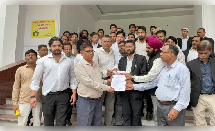 जौहर यूनिवर्सिटी को बचाने के लिये अधिवक्ताओं ने राष्ट्रपति को संबोधित ज्ञापन जिलाधिकारी को सौंपा