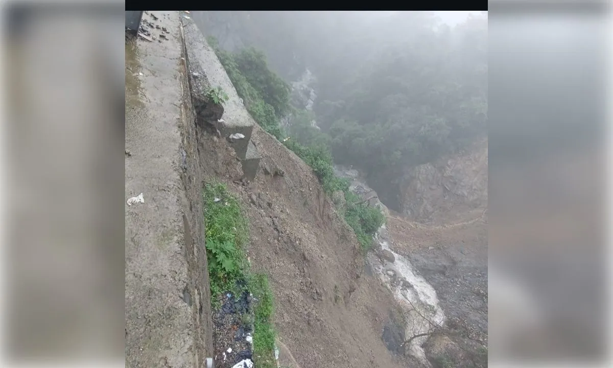 भारी बारिश से मसूरी-देहरादून मार्ग बंद, भूस्खलन और सड़क धंसने के बाद प्रशासन का बड़ा फैसला