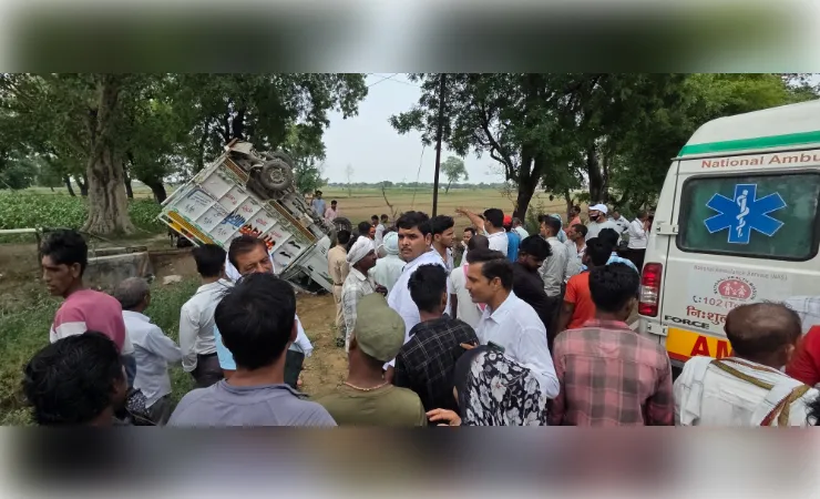 हाथरस में चार पहिया वाहन पलटने से 12 से अधिक लोग घायल