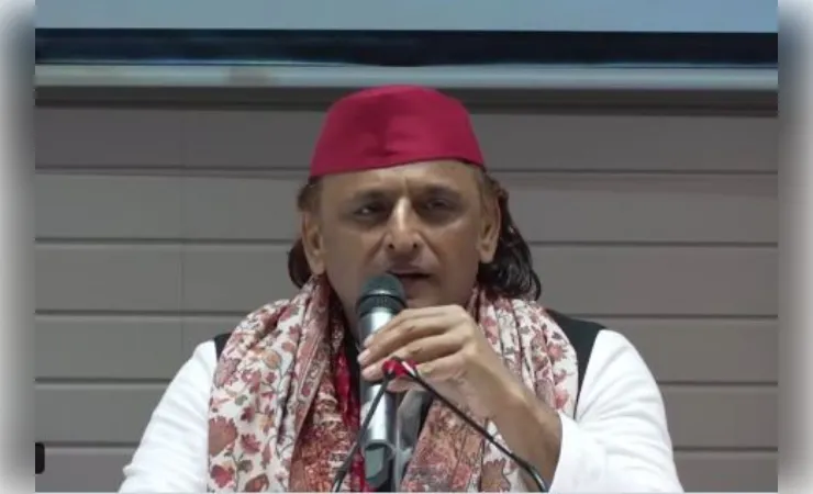 सांसदों को तोड़कर भाजपा अब संविधान बदलना चाहती है : अखिलेश यादव