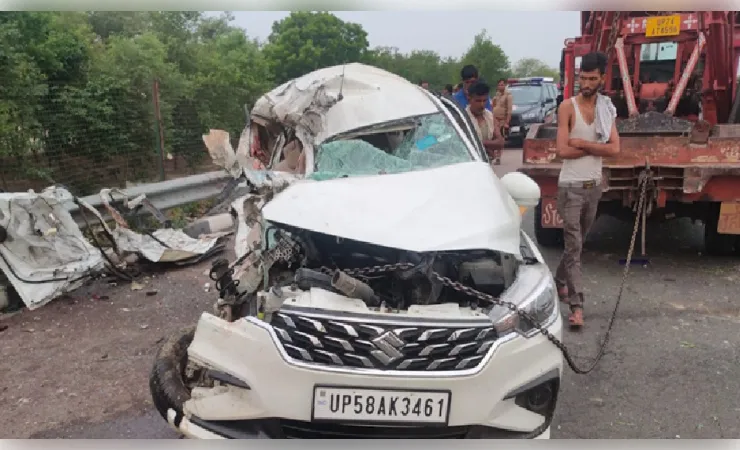 उन्नाव में आगरा-लखनऊ एक्सप्रेसवे पर भीषण हादसा: तेज रफ्तार बस ने कार को मारी टक्कर, 5 की मौत, 20 से अधिक घायल