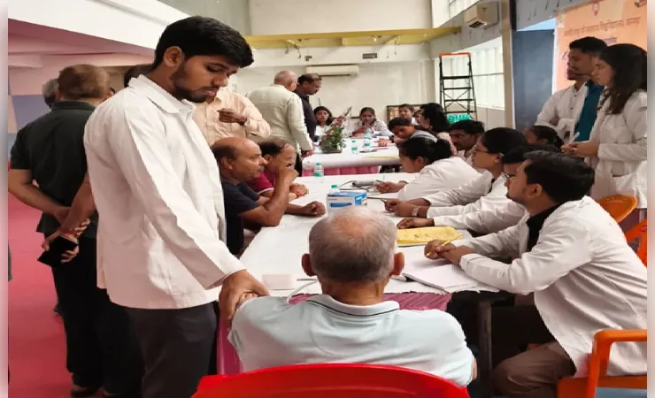 स्वस्थ समाज के लिए जागरूकता और नियमित स्वास्थ्य जांच जरूरी: कुलपति प्रो. विनय कुमार पाठक