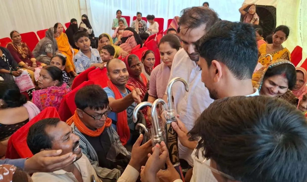 निःशुल्क चिकित्सा एवं जांच शिविर मे 230 लोगों को चश्मे व 300 लोगों को वितरित किए गए छाते