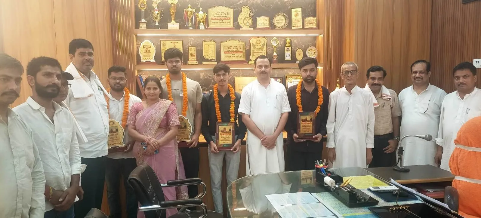 AIR-294 प्राप्त शिवम मणि त्रिपाठी सहित मेधावियों का भव्य सम्मान