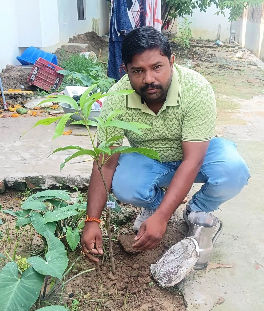 समाजसेवी अनुराग श्रीवास्तव ने किया पौधरोपण 